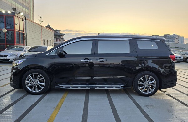 KIA CARNIVAL LIMOUSINE