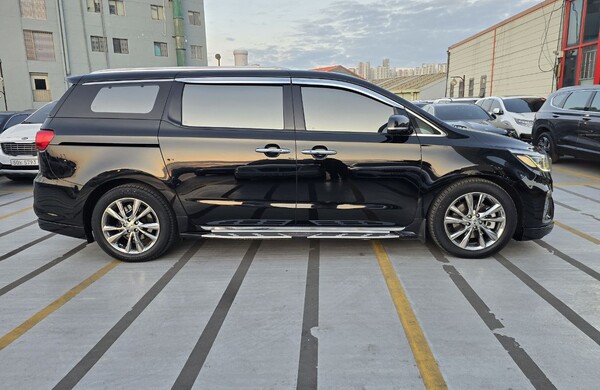 KIA CARNIVAL LIMOUSINE